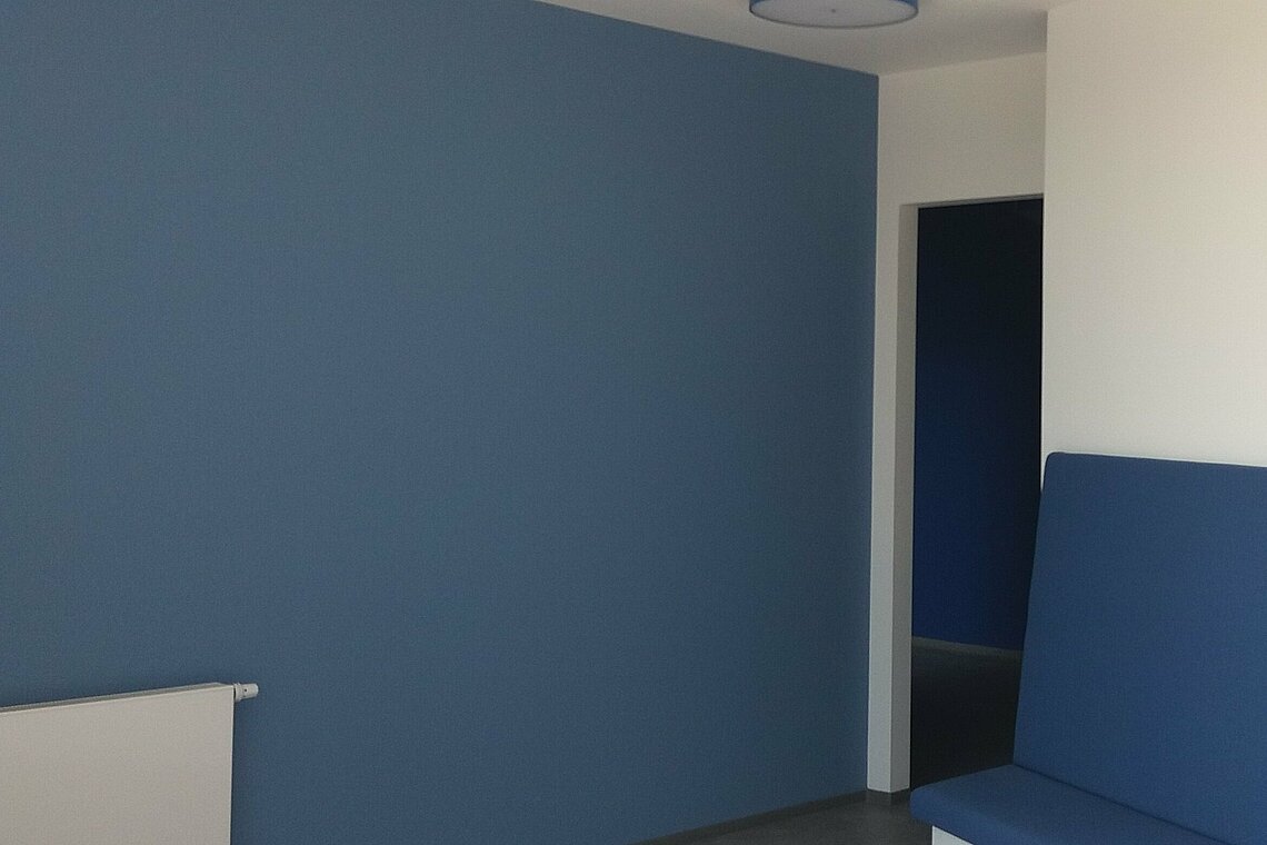 Blaue Trockenbauwand für Wartezimmer