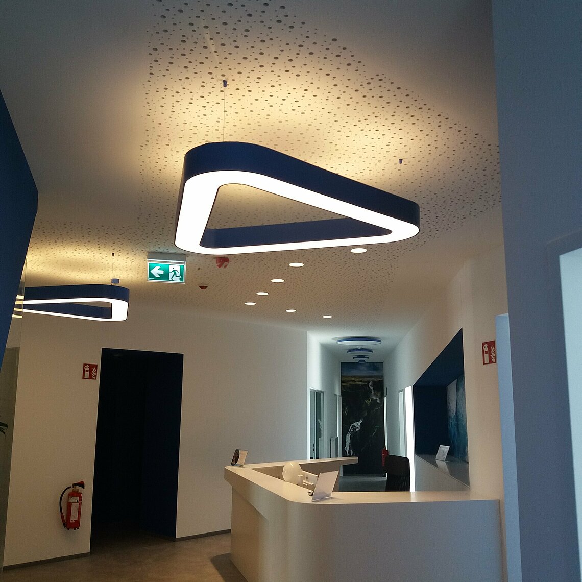 Decke mit verankerten Rundlichtern